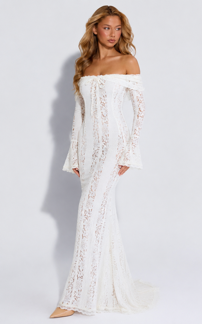 Maxi abito etereo in pizzo